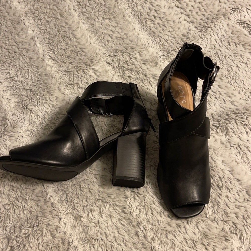 Black open toes shoes